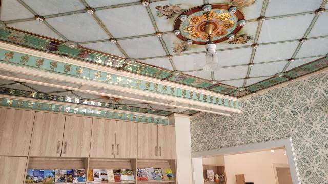 Glasdecke Aufwändig verzierte Glasdecke mit floralen Mustern und Putten – stilvolles Highlight im historischen Gebäude der Tourist-Information Bad Lausick.