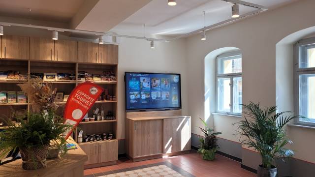 Innenansicht Tourist-Information Helle Tourist-Information mit Prospekten, Souvenirs und Infobildschirm – einladender Raum für Beratung, Inspiration und regionale Tipps.