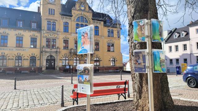 Prospektständer Prospektständer mit Flyern vor dem historischen Rathaus in Bad Lausick – aktuelle Infos und Tipps für Gäste direkt am Marktplatz.