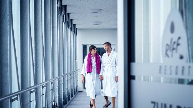 2 Personen mit Bademänteln im Durchgang